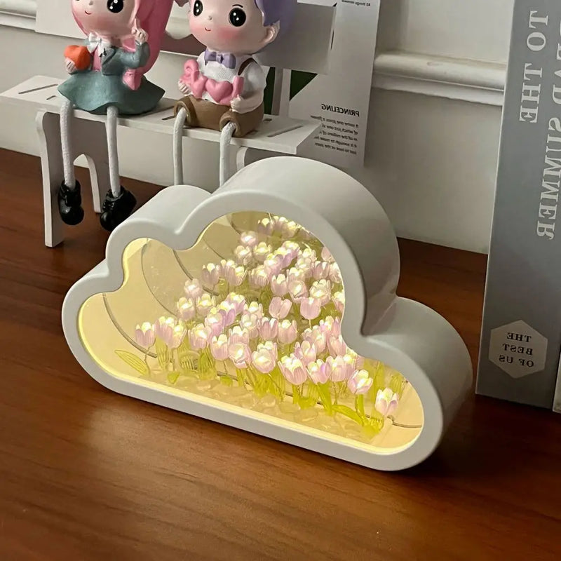 Luz Noturna LED Flor de Tulipa Artesanal – Com Formato de Nuvem ☁️